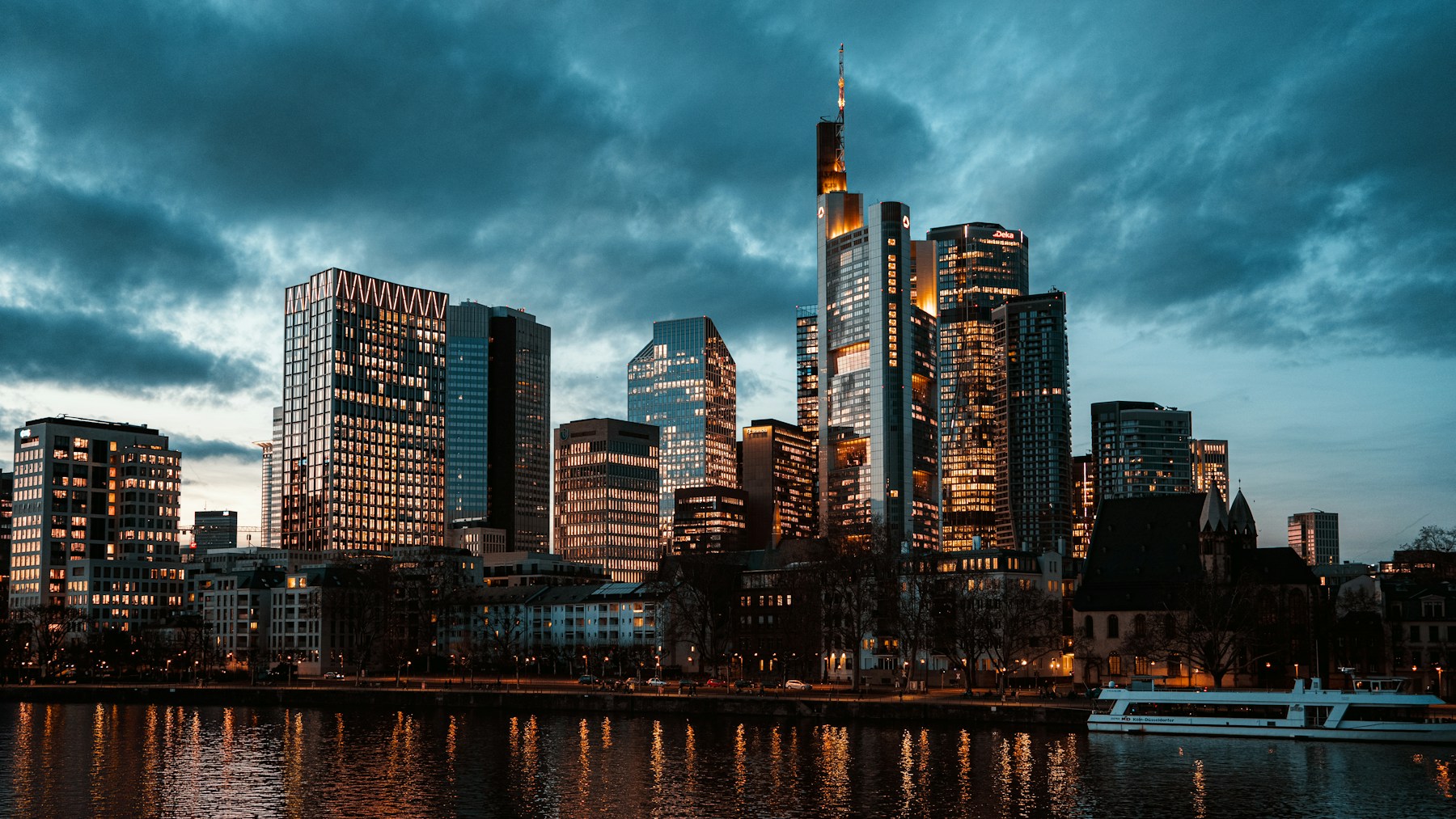 Frankfurter Skyline am Main in der Abenddämmerung