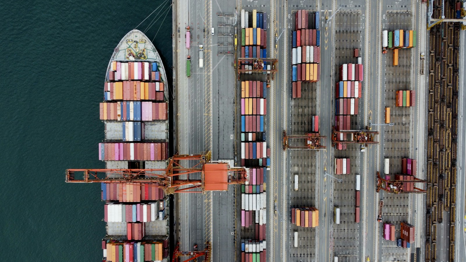 Containerschiff im Hafen von Vancouver