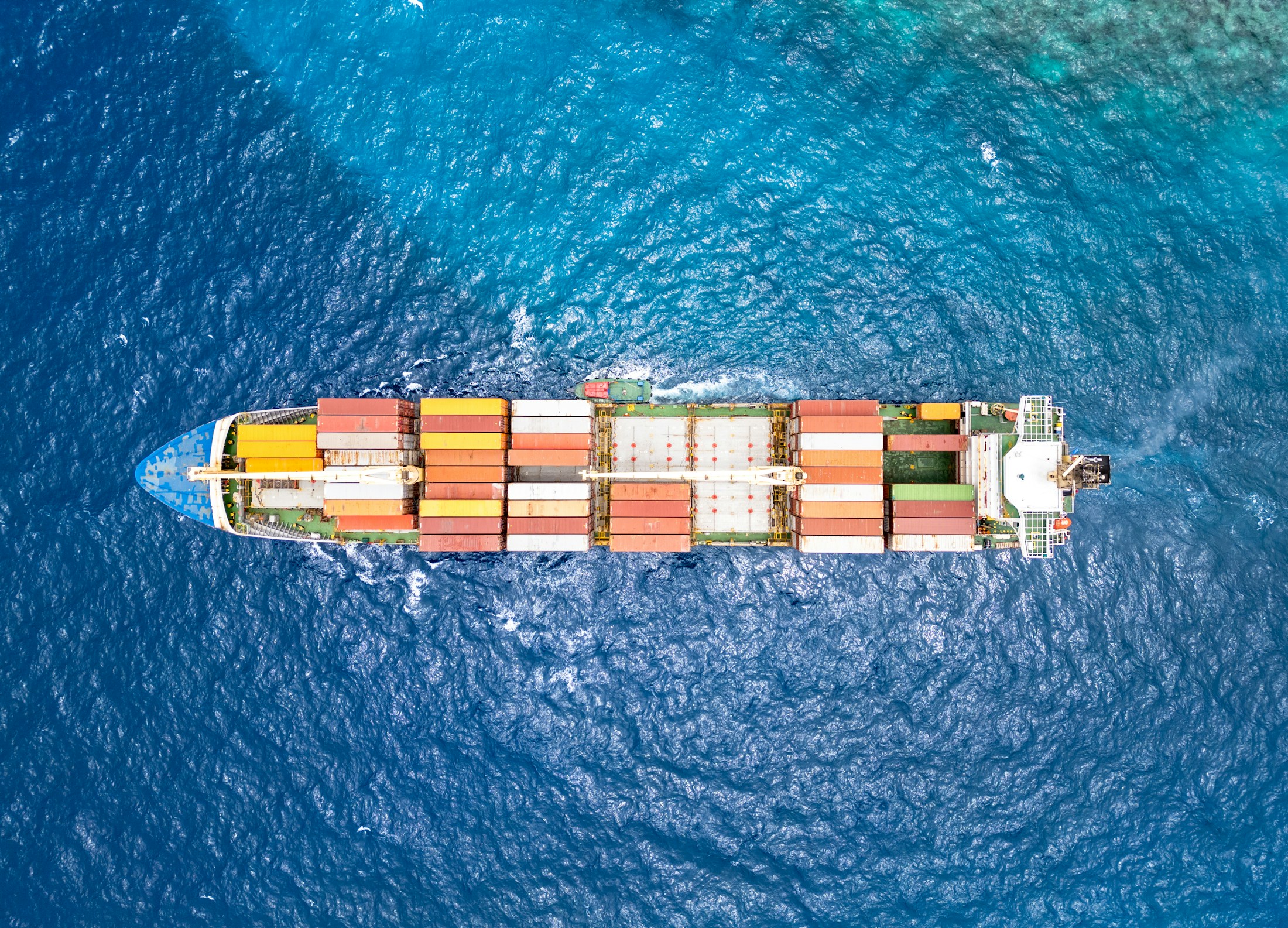 Luftaufnahme eines Containerschiffs auf offenem Wasser